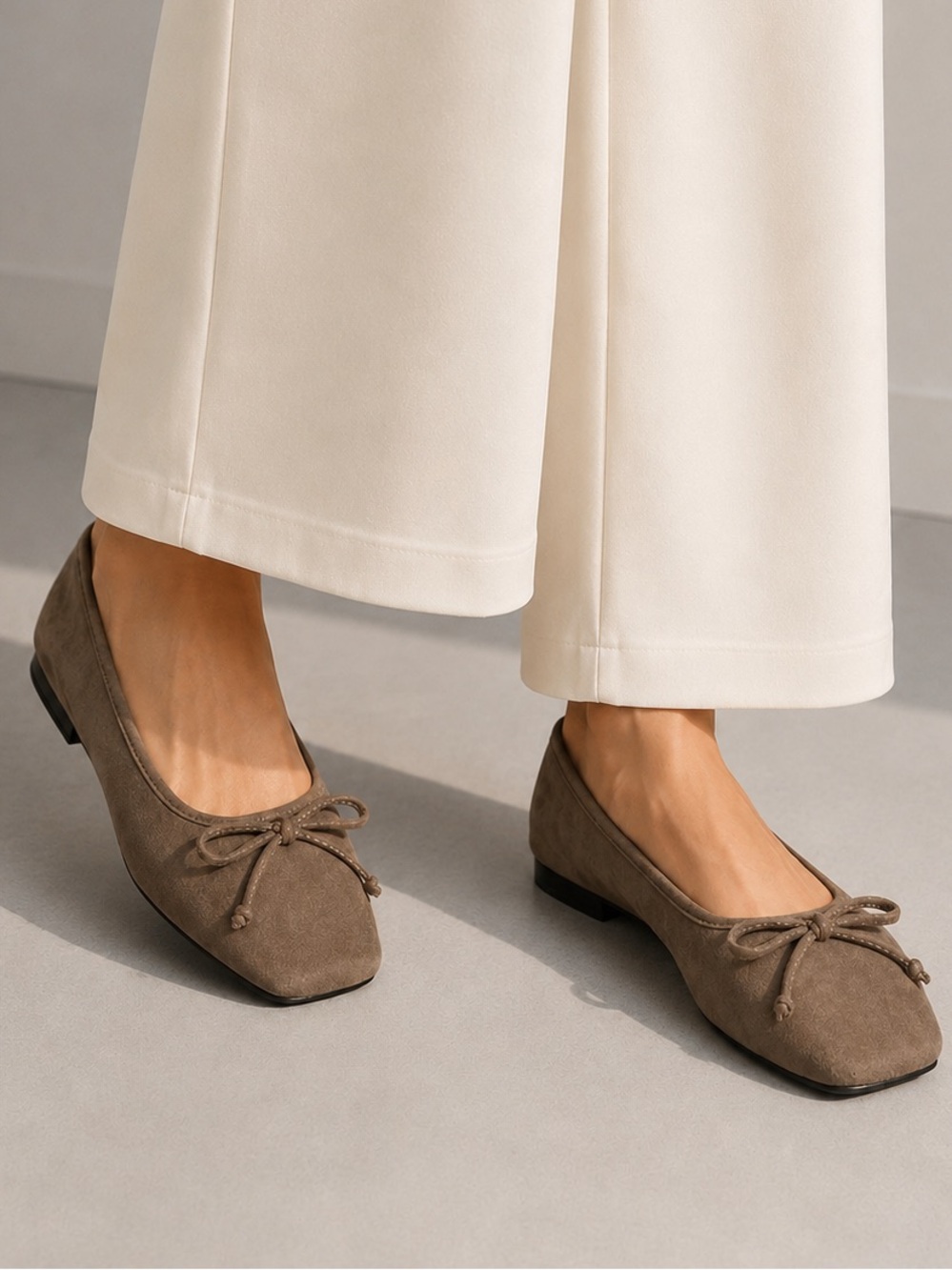 Liz Claiborne Taupe Suede Ballet Flats with Bow Sz8